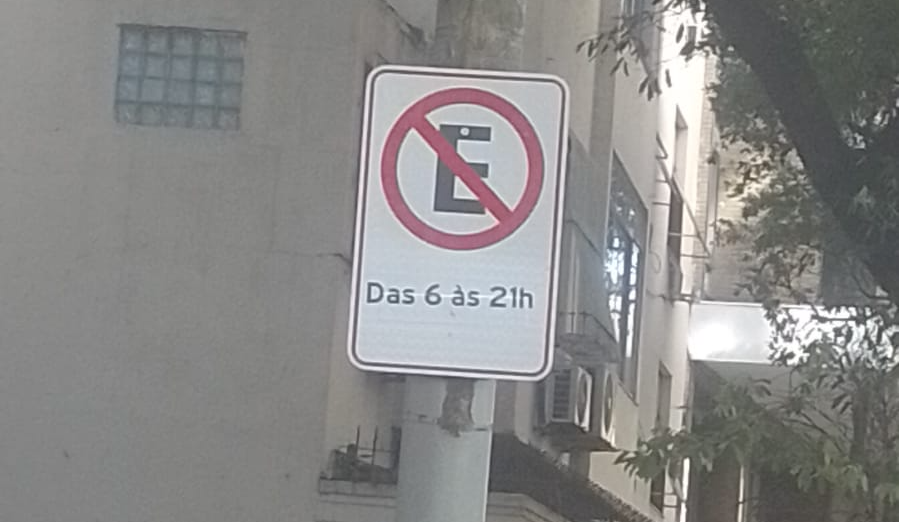 Mudança na sinalização altera regra de estacionamento na Rua Nossa Senhora de Copacabana